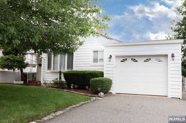 89 Broad St, Bergenfield, NJ 07621-2827