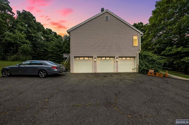 720 Pascack Rd, Chestnut Ridge, NY 10977-7121
