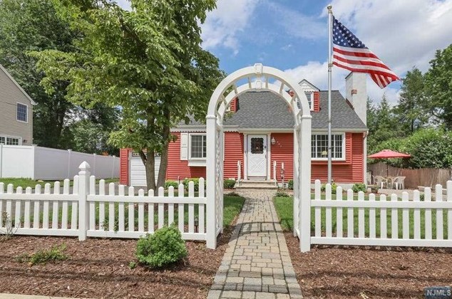 263 Wyckoff Ave, Waldwick, NJ 07463-1226