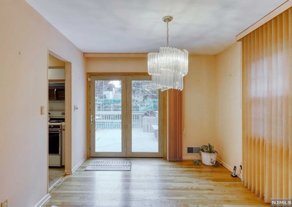 39 Pine Ave, Fair Lawn, NJ 07410