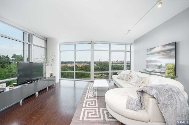 100 Thompson Ln #6h, Edgewater, NJ 07020
