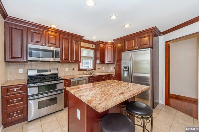 59 15th Ave, Elmwood Park NJ  07407-3511 exterior