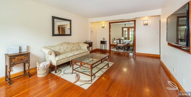 59 15th Ave, Elmwood Park NJ  07407-3511 exterior