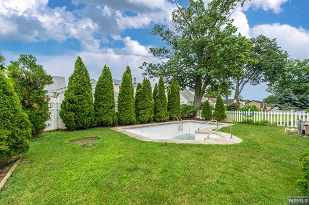 59 15th Ave, Elmwood Park NJ  07407-3511 exterior