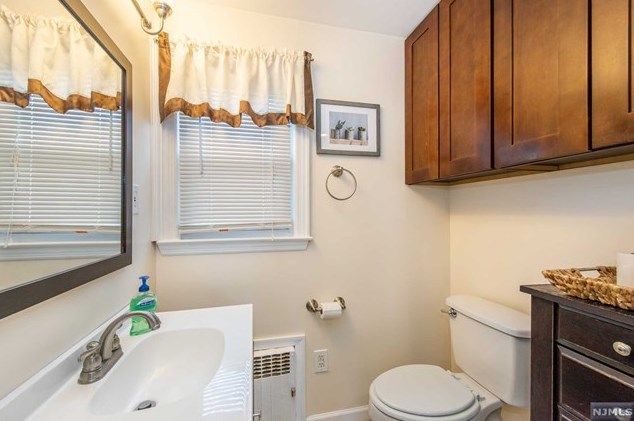 59 15th Ave, Elmwood Park NJ  07407-3511 exterior