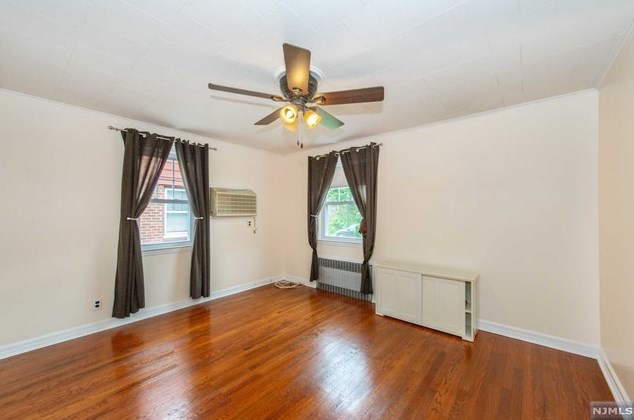 59 15th Ave, Elmwood Park NJ  07407-3511 exterior