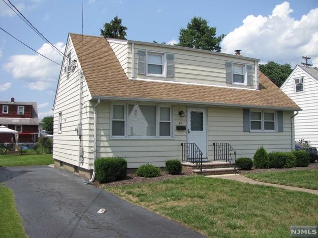 83 14th Ave, Elmwood Park, NJ 07407-3507