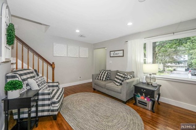 12 Pawnee Ave, Oakland, NJ 07436