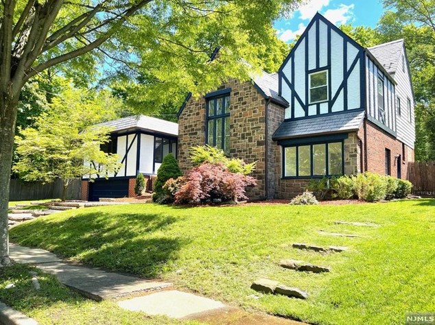 1057 Oakland Ct, Teaneck, NJ 07666