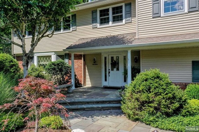 17 Deerfield Terrace, Mahwah, NJ 07430