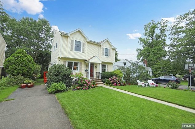 366 Ponfield Pl, Ridgewood, NJ 07450