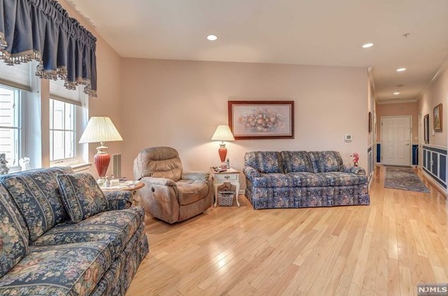 1108 Gatherings Dr, Paterson, NJ 07508