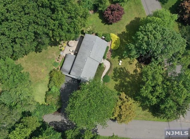 22 Neelen Dr, Wyckoff, NJ 07481-2408