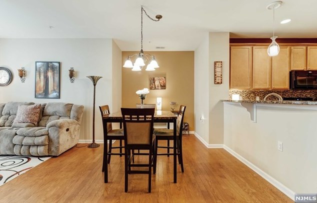 5 Holly Ln, Outwater, NJ 07026