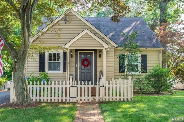 43 Hillside Ave, Allendale, NJ 07401