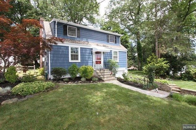 95 Waldwick Ave, Waldwick, NJ 07463-2223