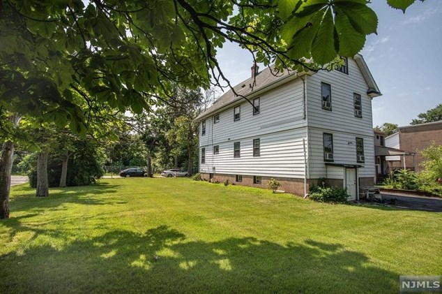 55 Linden Ave, Elmwood Park NJ  07407-2746 exterior