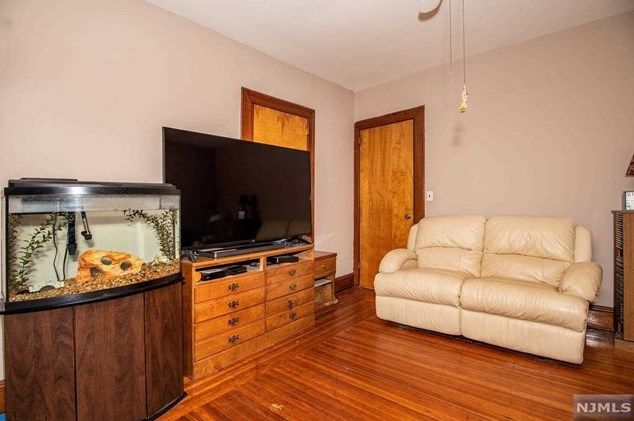 55 Linden Ave, Elmwood Park NJ  07407-2244 exterior