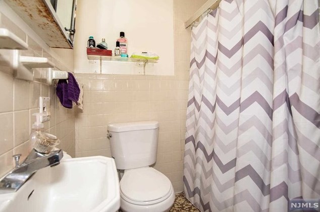 55 Linden Ave, Elmwood Park NJ  07407-2746 exterior