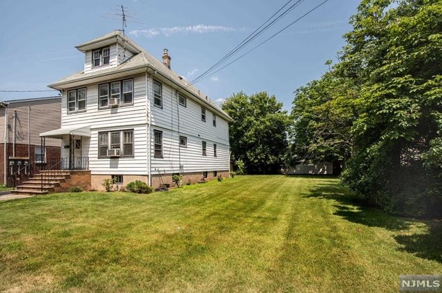 55 Linden Ave, Elmwood Park NJ  07407-2746 exterior