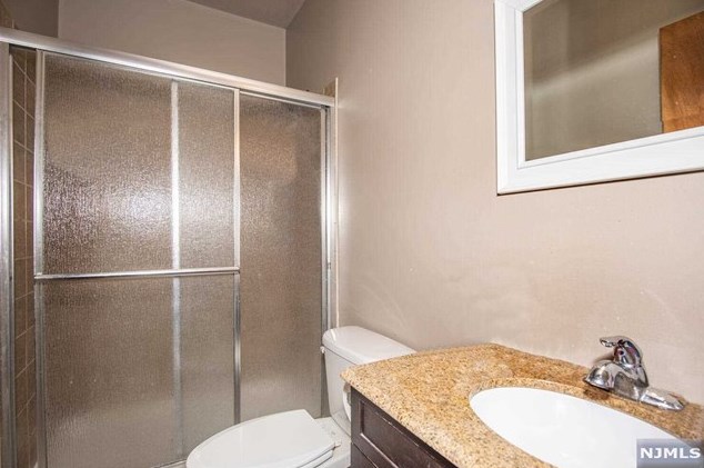 55 Linden Ave, Elmwood Park NJ  07407-2746 exterior