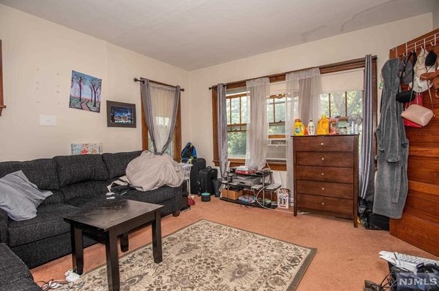 55 Linden Ave, Elmwood Park NJ  07407-2746 exterior