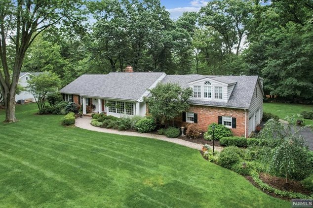 482 Berkeley Dr, Wyckoff, NJ 07481-1103