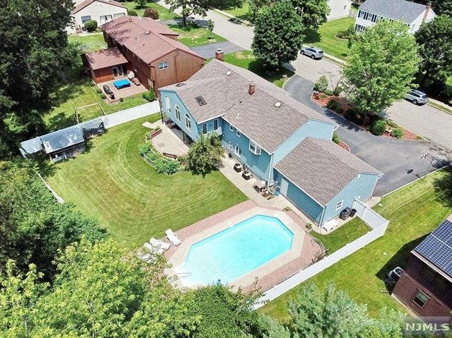 19 Bluebell Ct, Paramus, NJ 07652-4238