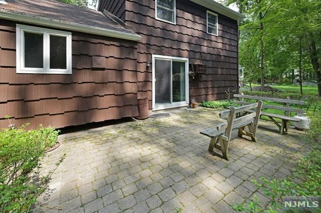 14 Beech Dr, Mahwah, NJ 07430