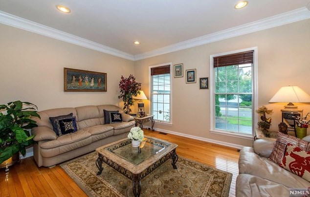 54 Buckthorn Ct, Paramus NJ  07652-1332 exterior