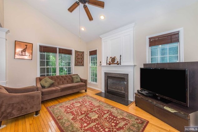 54 Buckthorn Ct, Paramus NJ  07652-1332 exterior