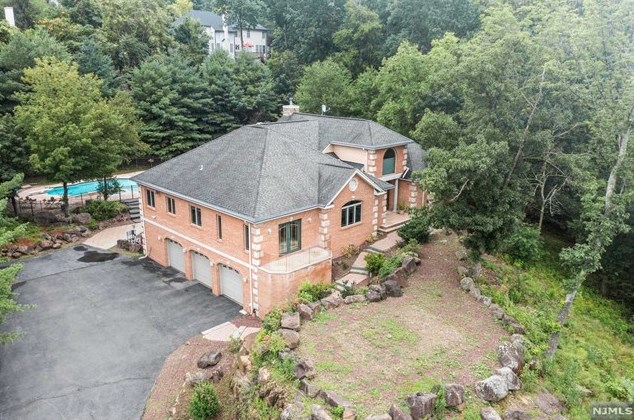 145 Chopin Dr, Wayne, NJ 07470