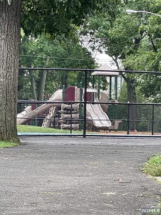 1600 Center Ave, West Fort Lee NJ 07024-4731 exterior