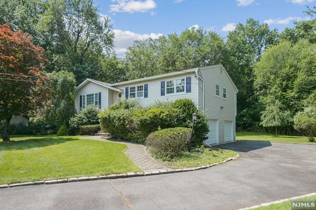 21 Scott St, Waldwick, NJ 07463