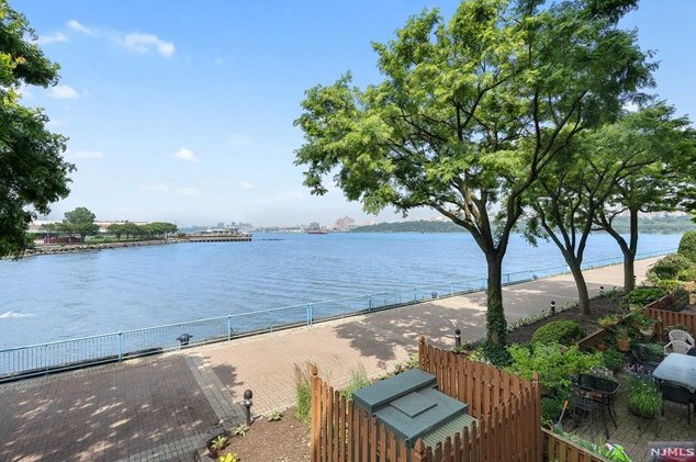 204 Nelson Ct, Edgewater, NJ 07020