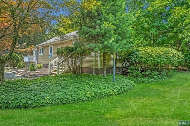 10 Old Stone Church Rd, Upper Saddle River, NJ 07458