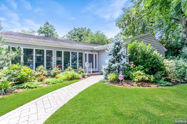 22 Crabtree Ln, Tenafly, NJ 07670-2402