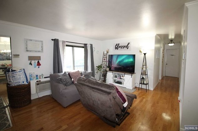 9 Montgomery St, Belleville, NJ 07109