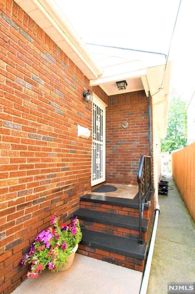 155 Weigands Ln, Secaucus NJ  07094-2128 exterior