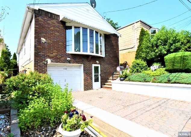 155 Weigands Ln, Secaucus, NJ 07094-2128