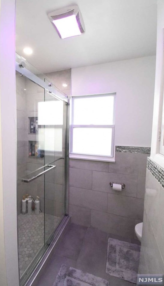 155 Weigands Ln, Secaucus NJ  07094-2128 exterior