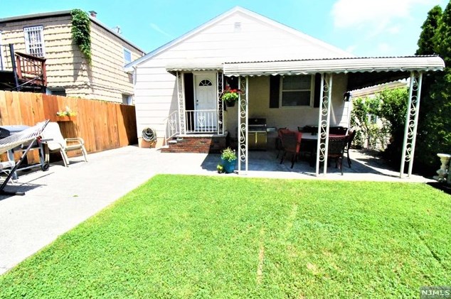 155 Weigands Ln, Secaucus NJ  07094-2128 exterior