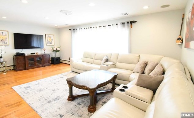 155 Weigands Ln, Secaucus NJ  07094-2128 exterior