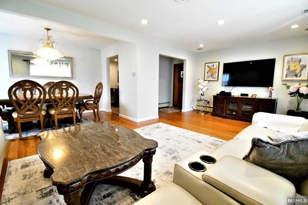 155 Weigands Ln, Secaucus NJ  07094-2128 exterior