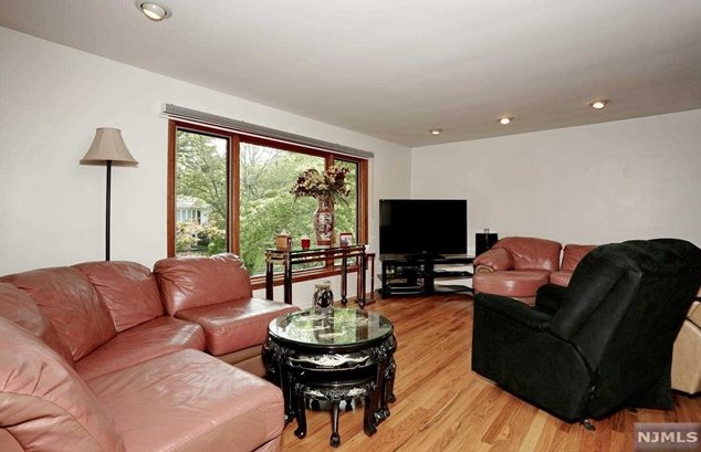 47 Franklin Ct, Emerson NJ  07630-1419 exterior