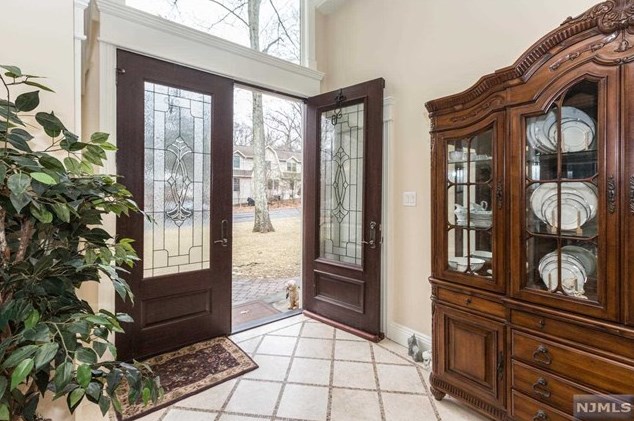 11 Elbrook Dr, Allendale, NJ 07401
