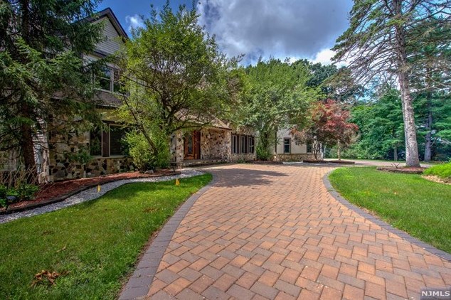 120 Birch Rd, Franklin Lakes, NJ 07417