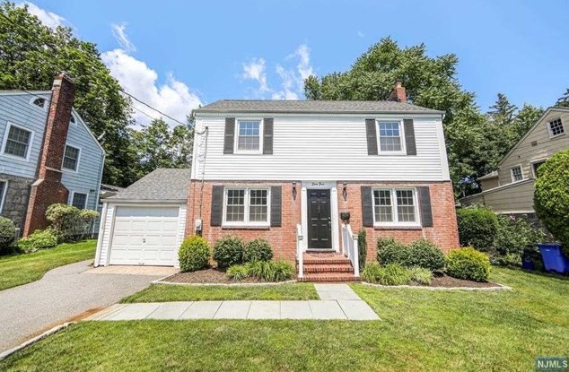 65 Surrey Ln, Tenafly, NJ 07670