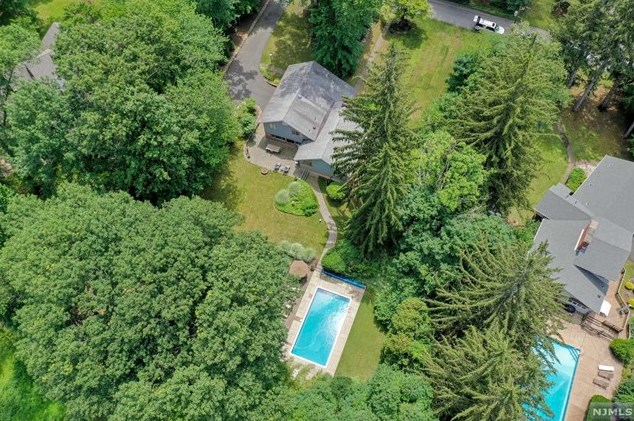 11 Stevenson Ln, Upper Saddle River, NJ 07458