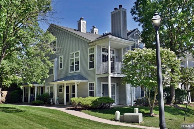 1099 Devon Ct, Mahwah, NJ 07430